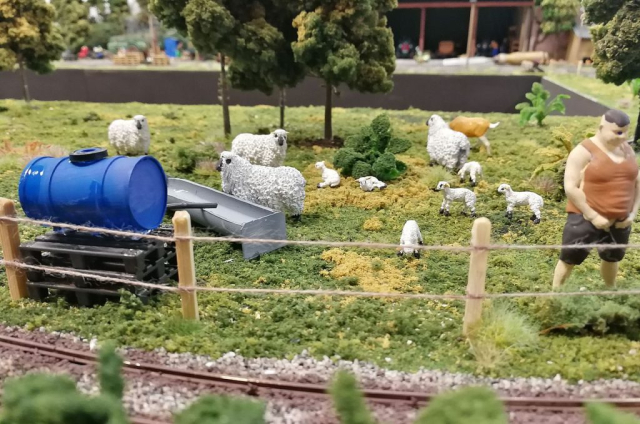 1:32 Anlage mit Feldbahn